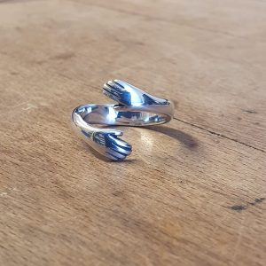Zilveren Hugring / Knuffelring met twee handjes