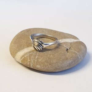 Zilveren ring met gevouwen handen – Federing